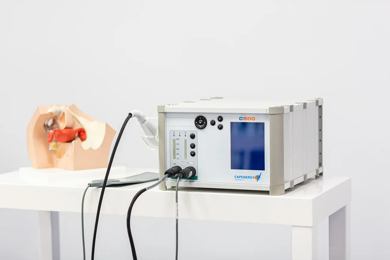 Equipo Capenergy C500 Urogyne con dispositivo intracavitario MJS y modelo anatómico pélvico