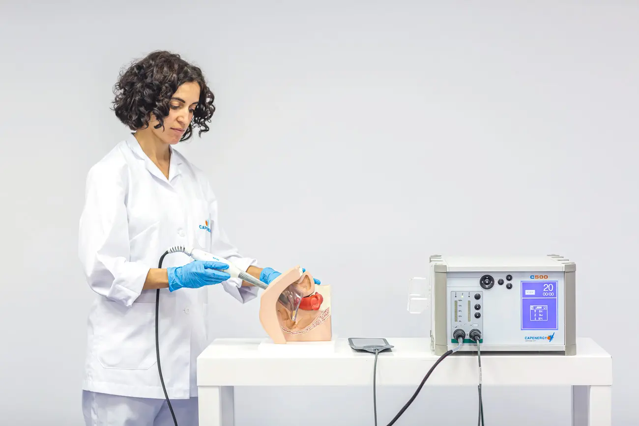 Fisioterapeuta con el dispositivo MJS y modelo anatómico